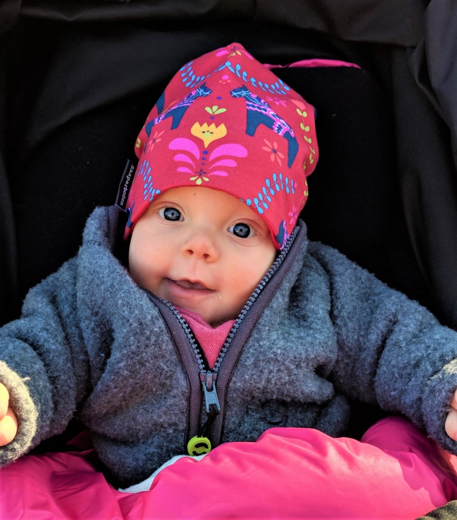 Lilla " Märta " i röd trikåmössa i storlek Baby